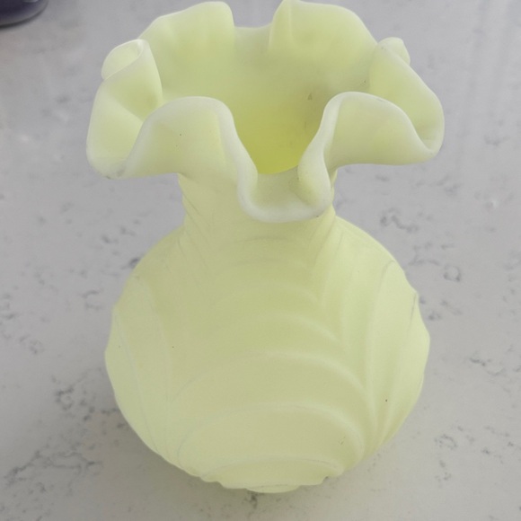 Fenton Marked Vintage Ruffle Swirl Satin Custard Colored Vase - Picture 3 of 3